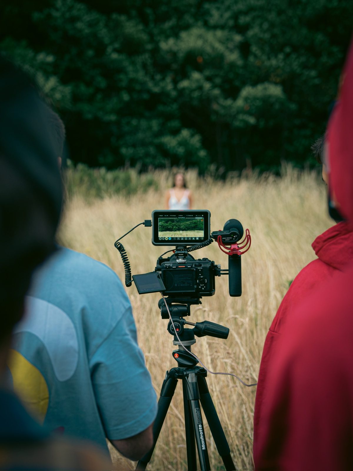 Câmara num tripé durante a gravação de um videoclipe num campo na Madeira