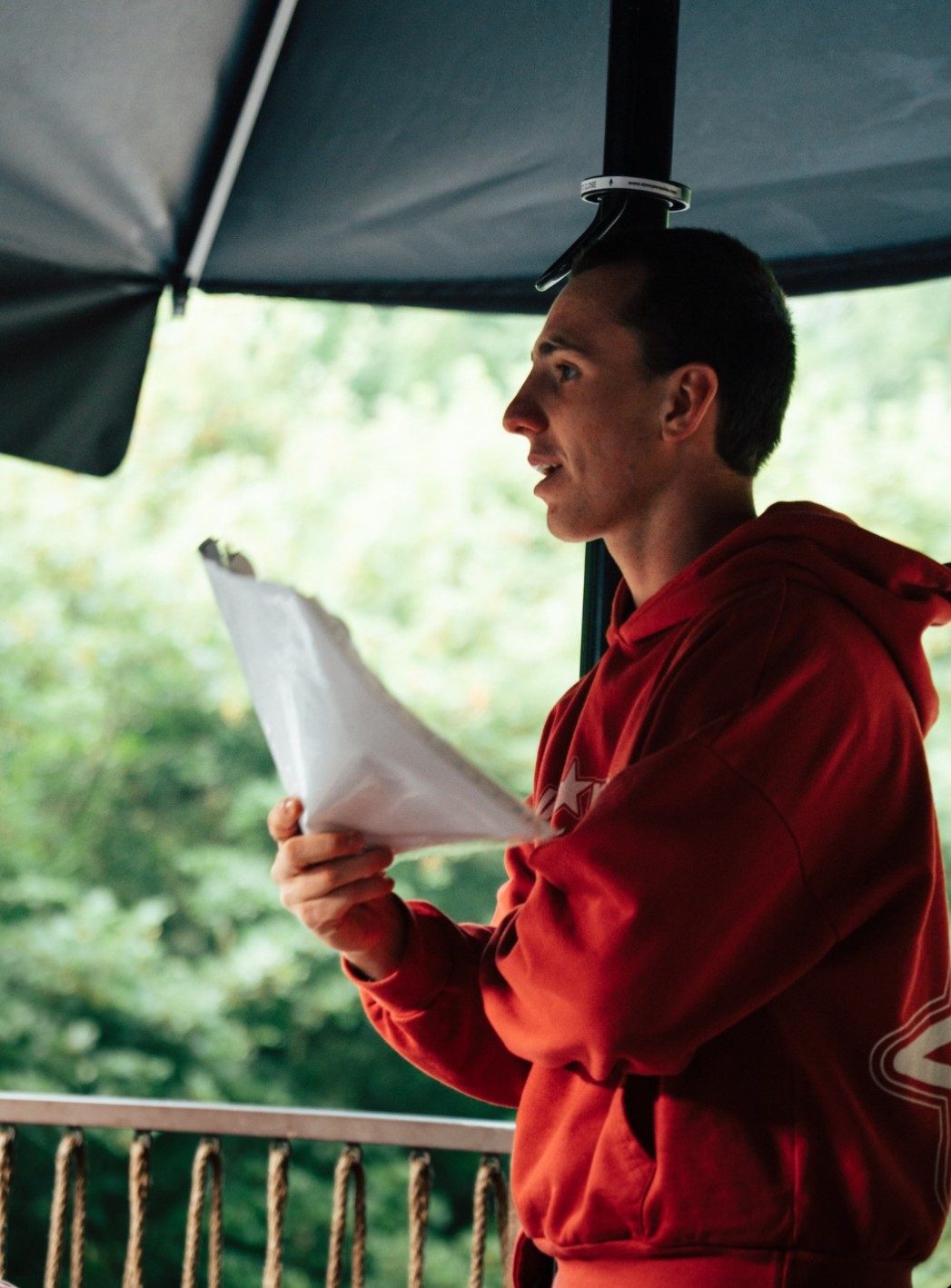 Timur, fundador e diretor criativo da SLATE, a dirigir uma gravação na Madeira